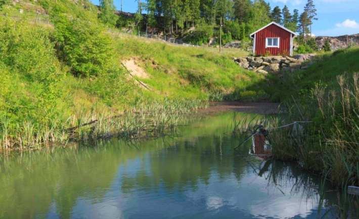 Det är dock viktigt att kantzonerna förblir flacka så att vattnet värms upp