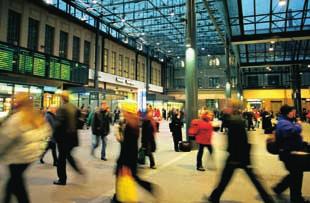 Omsättningen för VR-koncernens gods- resp. persontrafik ökade, medan omsättningen för bygge och underhåll av banor minskade år 2000. Koncernens omsättning uppgick till 6 796 Mmk (6 773 Mmk).