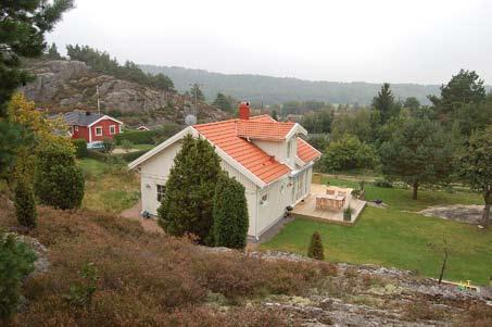 På en av de registrerade fornlämningarna (Lycke 57) låg det dessutom flera hus (figur 7). Sistnämnda fornlämning fortsätter dock västerut utanför utredningsområdet.