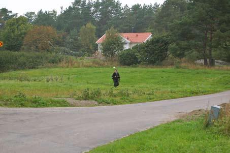 Matskärsområdet i Tjuvkil 11 Figur 8. Per Falkenström mäter in med GPS i anslutning till Lycke 63. Foto från sydöst: Mattias Öbrink.