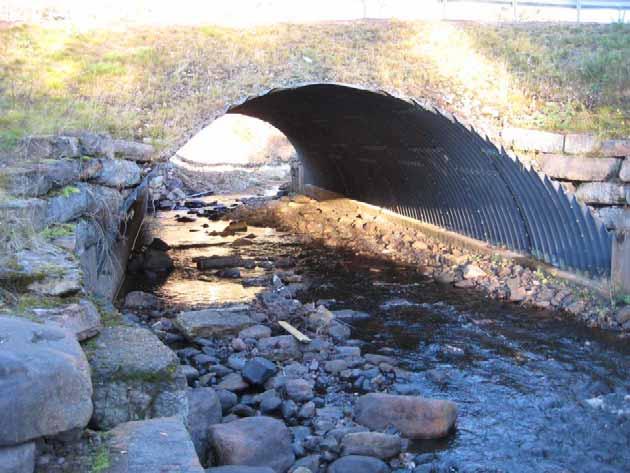 Bild 2: Denna valvbåge är lagd redan på 1970-talet utanför Orsa i Dalarna. Vid normalt flöde kommer plåten inte i kontakt med vattnet vilket är fördelaktigt för trumman livslängd.