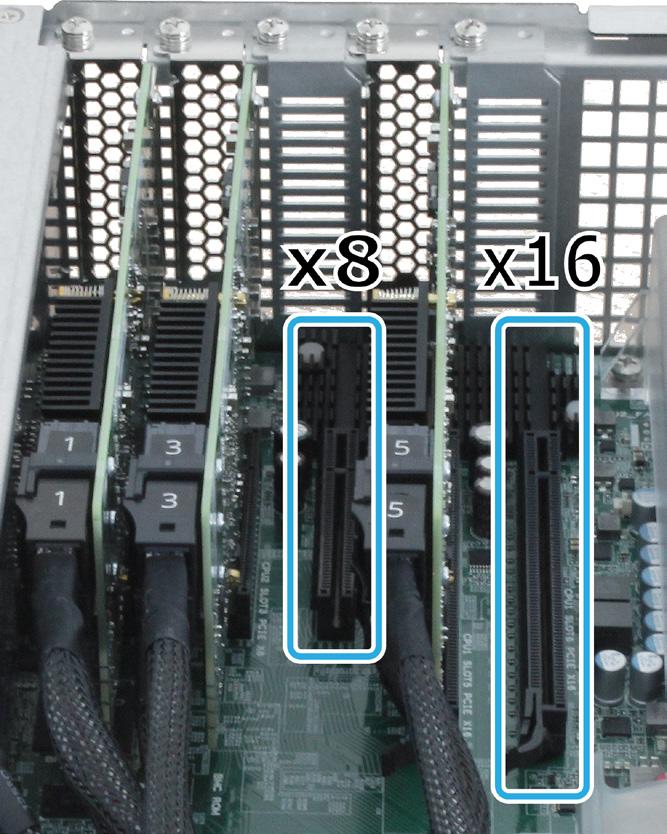 Montera PCIe tilläggskort i FlashStation Din FlashStation levereras med ett PCIe x8-fack och ett PCIe x16-fack.