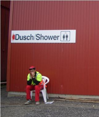 Duschar (herr & dam) fasta, alternativt mobila duschar med varmt o kallt vatten skall