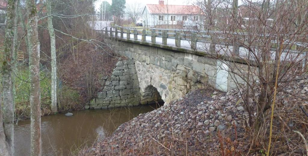 Vid Högsta där Björklingeån korsas har vägen rätats och en modern bro byggts över ån. Den ursprungliga stenvalvsbron och en del av den äldre vägen finns kvar och nyttjas för lokaltrafik.