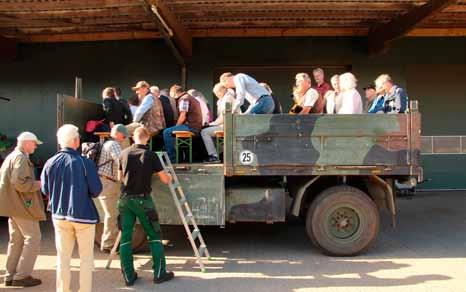 Det blev nu möjlighet att vandra runt i olika hallar och samtidigt ta del av de förfriskningar som välvilligt och rikligt bjöds. Nu dök även sonen Malte upp med en traktorvagn.