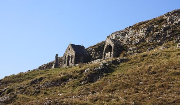 Så småningom ansluter du till en gammal pilgrimsled och här börjar en lite brantare vandring uppför mot St Patrick s church.