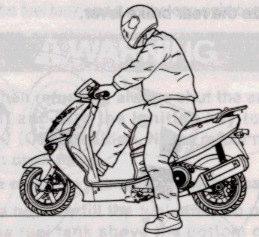 Håll inte handen på sadeln då scootern tas ner från centralstödet. Detta ger sämre balans än ett fast grepp vid pakethållaren. 4.
