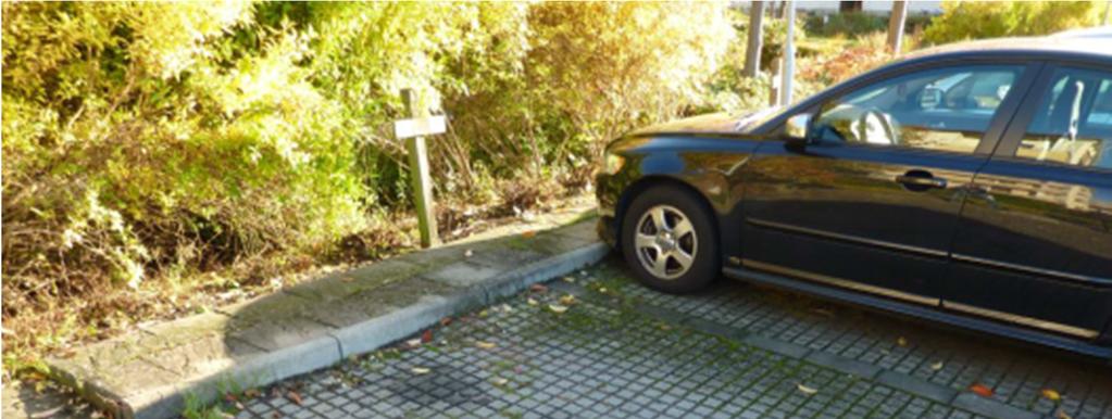 Figur 13. Exempel på parkering med genomsläpplig beläggning. Foto: WRS Figur 14.