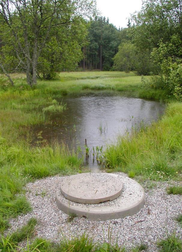 Figur 12. Exempel från Täby på en damm som fungerar som kontrollpunkt sist i dagvattensystemet. Foto: WRS. Figur 13.