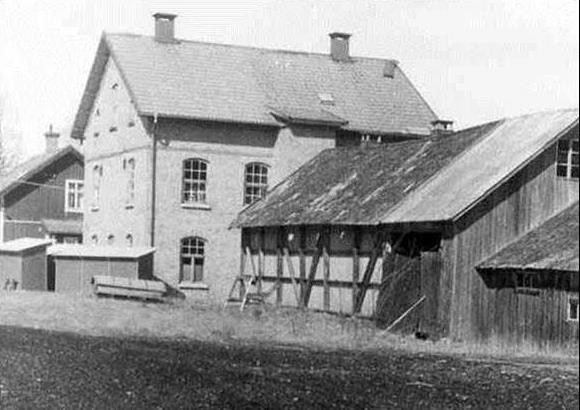 Från vänster boningshuset,