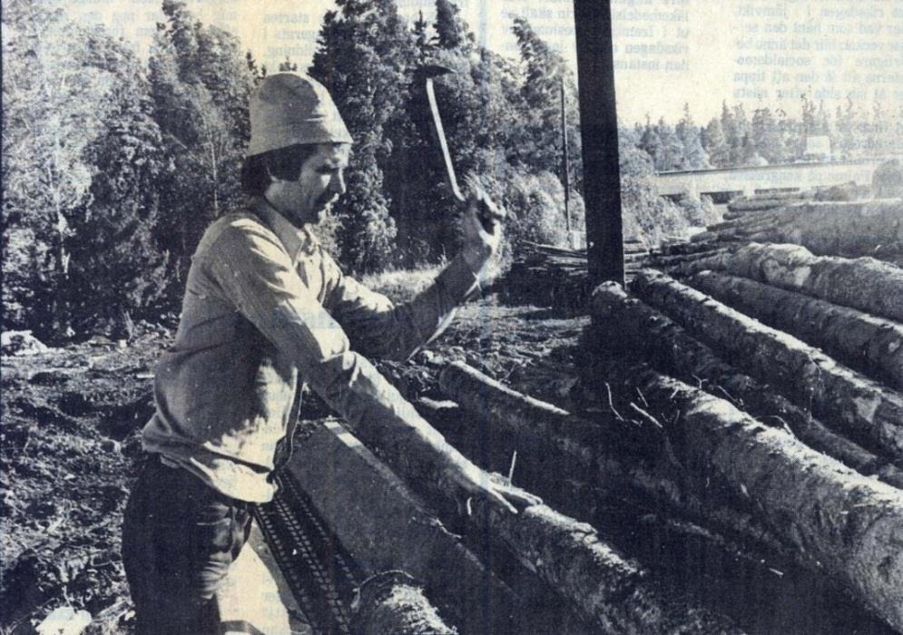 Lars-Erik Johansson arbetade vid barkstationen. Bilden från 1975.