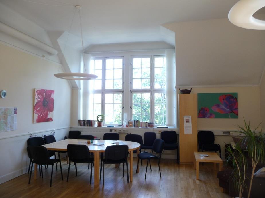 Kontorslokalerna har en bevarad karaktär från den ursprungliga användningen som skola.