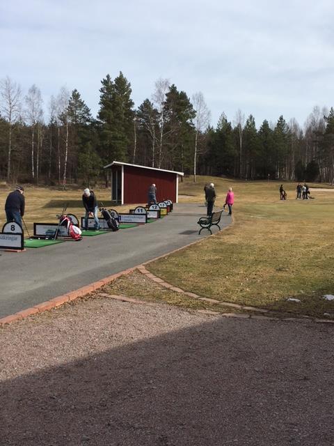 Bana/Anläggning Drivingrangen öppnade rekord tidigt den 24:e mars och det var fullt med golfare som