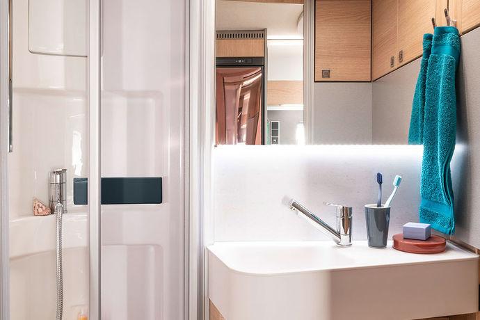 Komfortbadrummet i der HYMER B-klass ModernComfort är indelat optiskt i två delar: