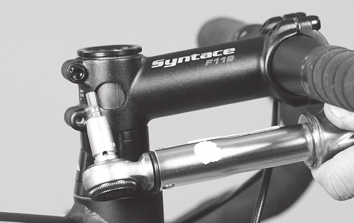 86 STYRLAGER STYRLAGER 87 I-lock-styrlager Detta system kännetecknas av att styrstammen kläms fast utanpå det gänglösa gaffelröret. Styrstammen är en vktg del av styrhuvudslagret.