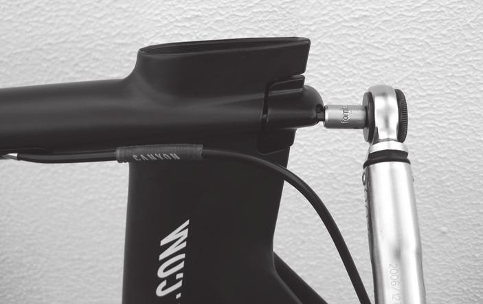 12 PACKA UPP CYKELN UR BIKEGUARD OCH MONTERA DEN PACKA UPP CYKELN UR BIKEGUARD OCH MONTERA DEN 13 MONTERA SADELN MONTERA STYRET Öppna skruven på sadelklämman.