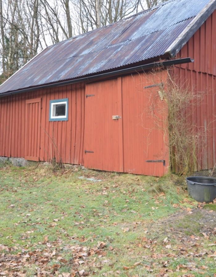 Uthus Uthus med vedförvaring och