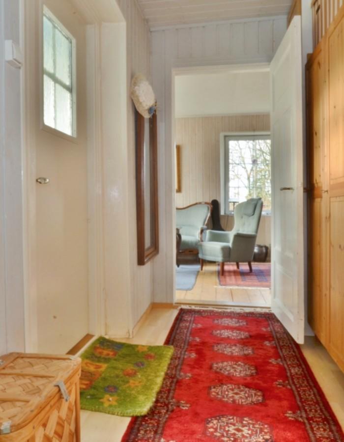 Entré En charmig farstukvist leder in i huset.