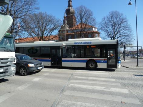 Det finns entydiga erfarenheter av etablering av stombussystem från andra städer som innebär att så gott som all infrastruktur måste vara på plats och utprovad vid trafikstart.