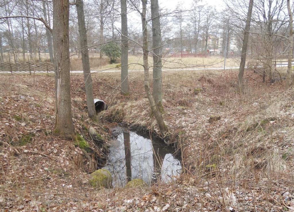 7(14) Dagvatten Diket som går genom planområdet är anslutet till dagvattenledningen vid Stafettvägen. Ledningen är sedan kopplad till dagvattenanläggningen vid Replösavägen, se foto nedan.