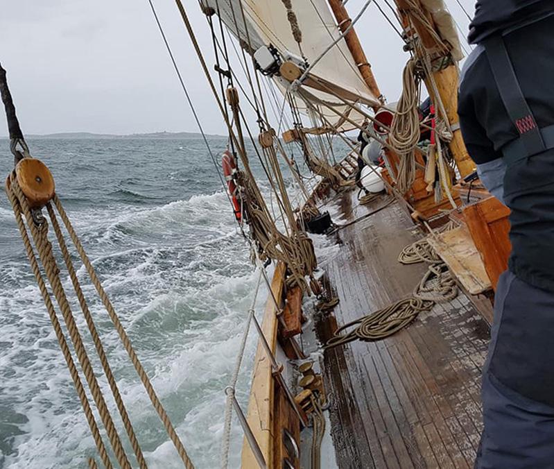 Mönstra på! Kom ombord och upptäck segling som den ska vara! Än har du möjlighet att uppleva livet ombord i ett traditionellt segelfartyg.