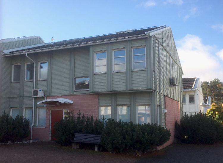 VÄLKOMMEN TILL POLYGONVÄGEN 45, LINJALEN 31 Parhus i 2-plan med byggår 1990 i Arninge Business Park i Täby, belägen på friköpt fastighet om 123 m².