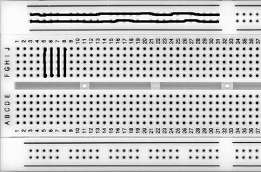 Spänningskällor som producerar elektriska spänningar/strömmar/signaler, tex. spänningsaggregat (kallas ibland spänningskub) och funktionsgenerator (kallas ofta signalgenerator).