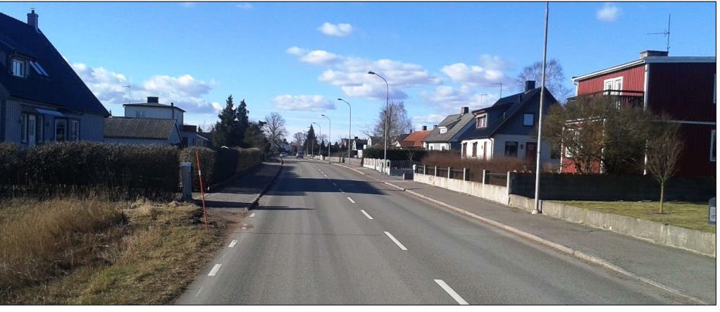 Avvattning Befintlig väg avvattnas i huvudsak direkt till omgivande mark utan diken invid öppen terräng, och med dagvattenbrunnar i tättbebyggt område.
