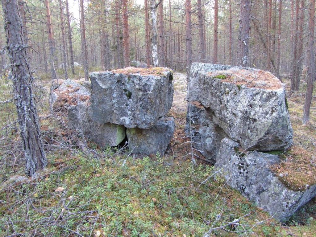 Figur 6. Objekt 4, ett stenbrott, där tuktade block har staplats på varandra. Foto: Maria Björck. Figur 7. Objekt 11, är en resmila som inte tömts på kol. Foto: Anders Altner.