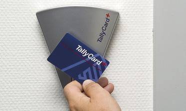 Systemet bygger på RFID-teknik och korten är av Mifare-standard.