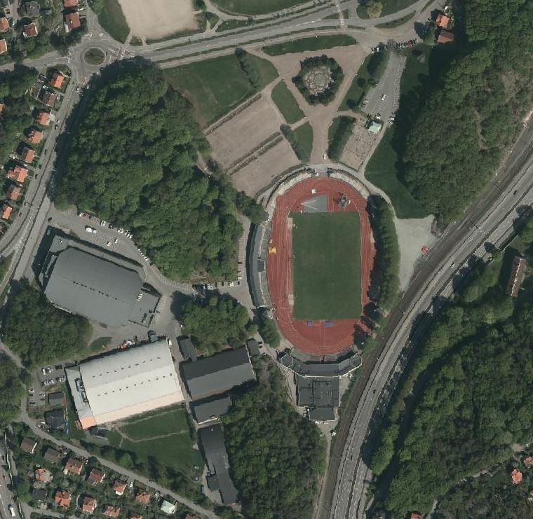 Frölundaborg och dess omgivning Vid Slottsskogsvallens södra läktare ligger huvudbyggnaden som byggdes ut efter en brand på 1960-talet.