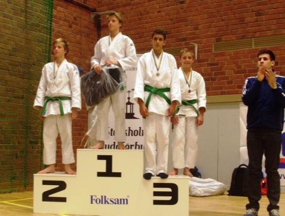 Först ut var Christoffer Macias i klassen U15-46 kg. En inte allt för tänd Christoffer gjorde vad han skulle och vann alla sina tre matcher och fick därmed guldet i klassen.