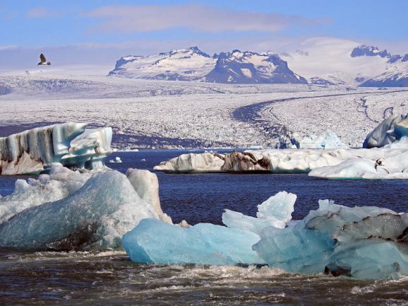 Islagunen Jökulsarlon med glaciären Vatnajökull i bakgrunden. Foto: Gigi Sahlstrand Bakom fallet Seljalandsfoss får du önska dig 3 saker.