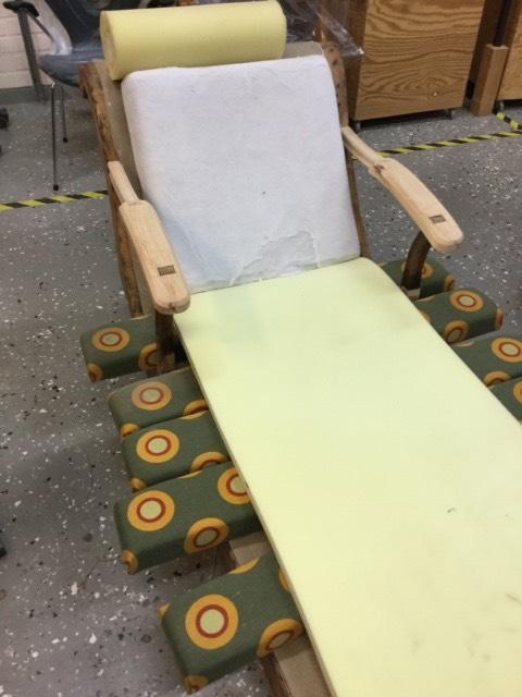 Mötet mellan sits och rygg kändes mycket oklart. Arbetet med pappmallar gav en bild hur mötet kan tänkas.
