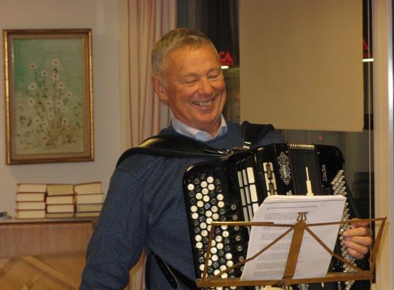 Vi fick sjunga gamla visor och skillingtryck från Bengt-Åkes eget vishäfte. En minnesrik kväll med mycket musik och många skratt.