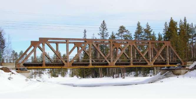 4.4 Fackverksbro över Åby älv Järnvägsbron över Åby älv ligger på norra stambanan ca 45 km väster om Piteå. Det är en fackverksbro och den togs i bruk 1955, se Figur 4.7.