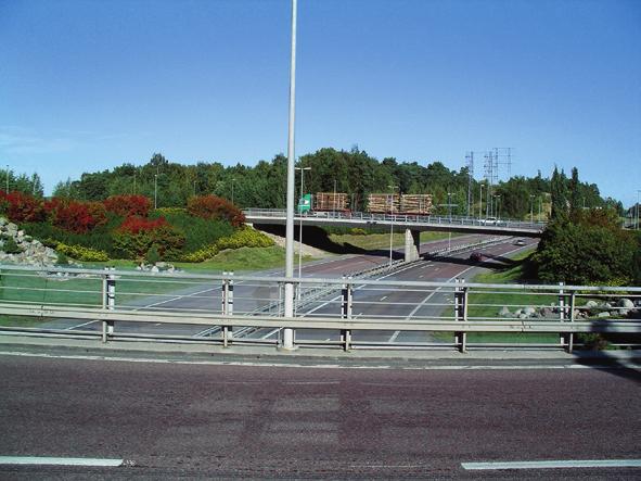 Betong består till ungefär 85 % av ballast i olika storlekar som blandas med vatten, cement och eventuella tillsatser.