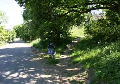 Längs Drottningholmsvägen löper ett viktigt gång- och cykelstråk. Två gångvägar leder upp till bebyggelsen i söder. Längs den ena finns en trappa.