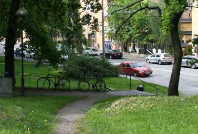 Parken genomkorsas längst i väster av en gångväg med flera trapplopp som leder till Stagneliusvägen. Det finns flera stigar i parken som är upptrampade i varierande grad.