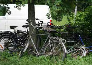 Genom hela platsen står ett otal cyklar parkerade i planteringarna. Området är i behov av upprustning. Mot Hjalmar Söderbergs väg finns en gammal sittplats med soffor som är helt övervuxna.