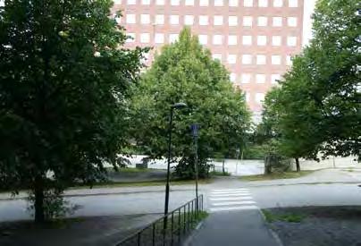 Den innehåller ett par träd i klippt gräs. I övrigt är marken täckt med stenkross. Västra Primusparken Parkgräns Luxgatan Primusgatan Gamla Essinge broväg Essingeleden Essinge Brogata.