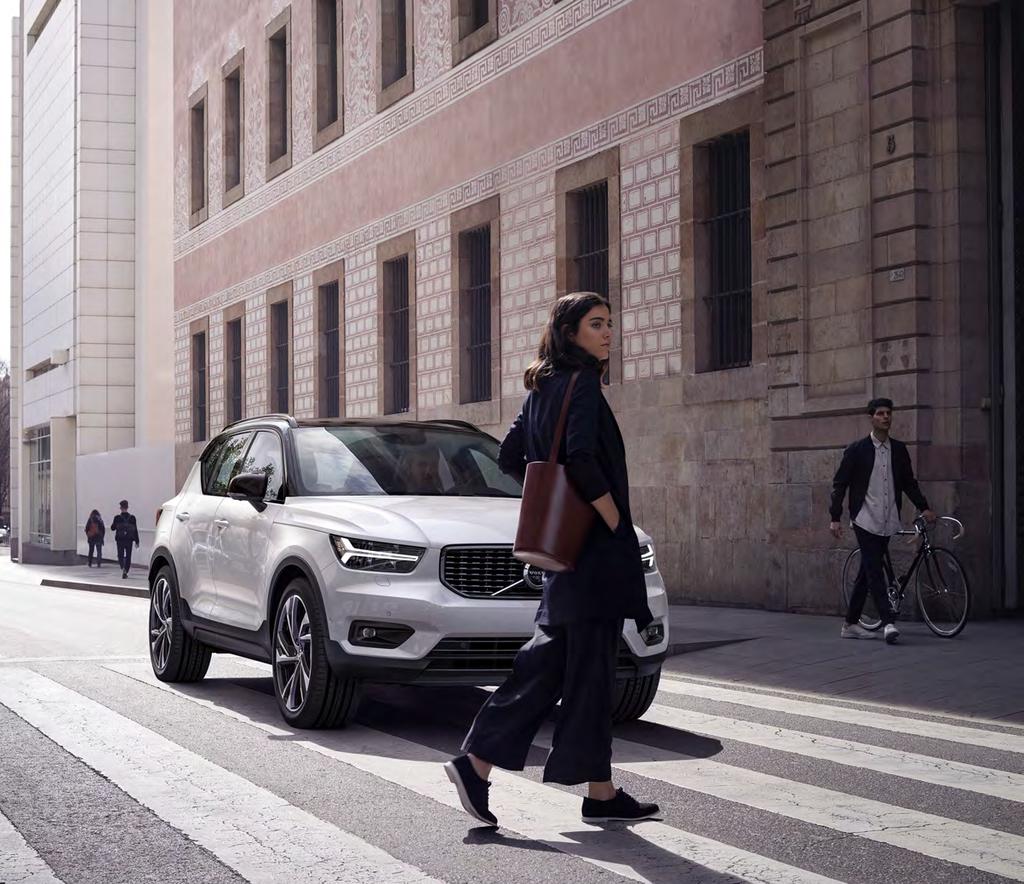 Bakre kollisionsvarnare med autobroms Vår bakre kollisionsvarnare ingår i IntelliSafe Surround och hjälper till att skydda dig om bilen upptäcker att