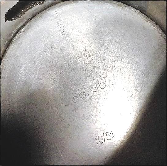 Motor 250cc Victoria. När det gäller motorn har denna demonterats m a p cylinder, kolv med kolvringar (3 stycken i läge ringzonen) samt koppling med lameller typ korklameller, kedja och lamellcentrum.