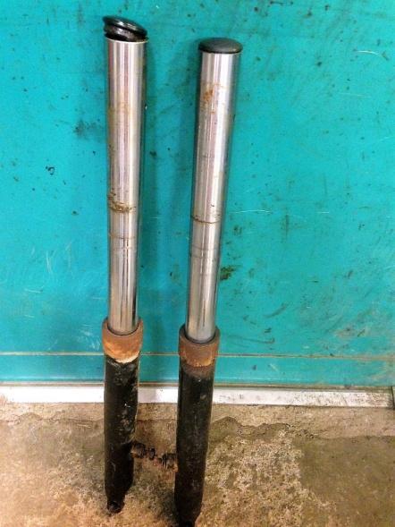 Avgassystem: Avgasrör och ljuddämpare saknas på höger sida. Vänstra röret och dämpare finns men är i dålig kondition.