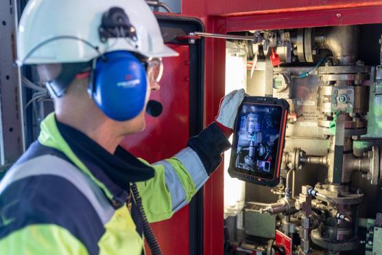 Relaterade produkter är huvudsakligen köpta produkter som kompletterar Alfa Lavals produkterbjudande. Service täcker alla typer av service, serviceavtal etc.