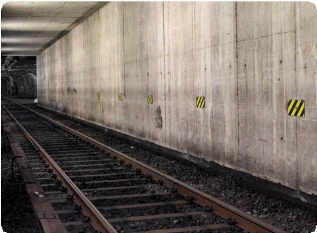 Vid stationer som ligger under jord går det normalt inte att stå mellan spår och tunnelvägg, trots att detta inte är utmärkt. Skyddsutrymmet finns under plattformskanten.