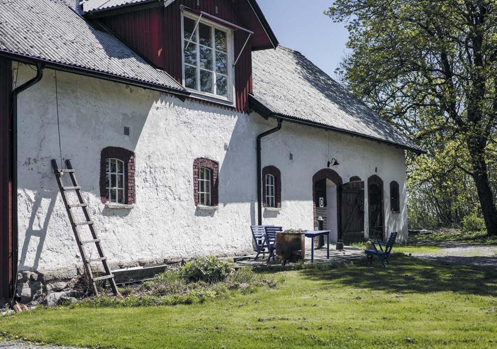 På Qvänum Mat & Malt bryggs öl och destilleras brännvin enligt hantverksmässiga principer. Till ölet används såväl korn som råg, havre och speltvete, ofta från närliggande gårdar.