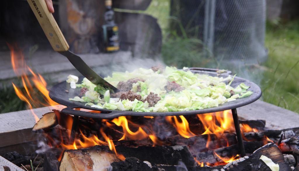 VAD FÅR MAN GÖRA? Camping Efter en härlig dag i solen, eller kanske en slitsam dag i regnet eller snöstormen, är det få saker som känns så skönt som att komma till, eller få sätta upp läger.