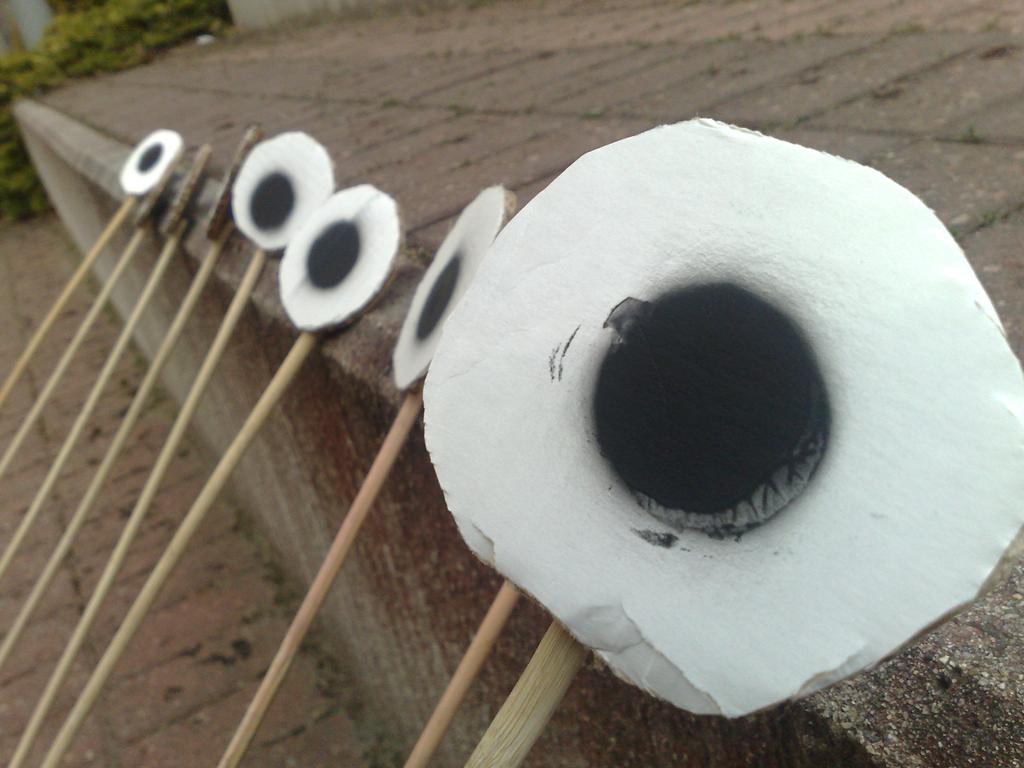 Markörerna som skulle stå upp var ett större problem. De skulle vara högt upp nog för att ge trackingen en rymd att arbeta med men ändå inte sticka ut för mycket.