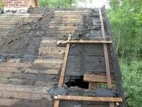 Dessutom var ca 90% av all gammal takpapp förbrukad. Efter att trasig och förbrukad takpapp och underbrädning avlägsnats skarvades sparren ca 1,5 m från lejden (stående bladskarv).